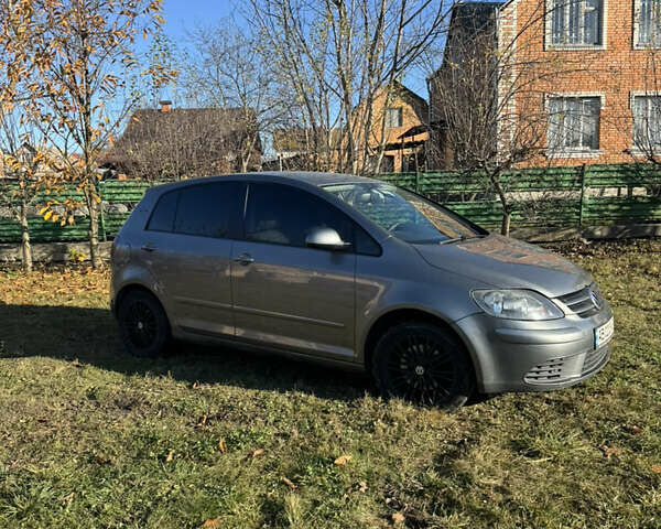 Серый Фольксваген Гольф Плюс, объемом двигателя 1.6 л и пробегом 202 тыс. км за 5250 $, фото 4 на Automoto.ua