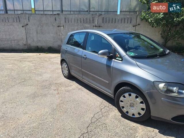 Серый Фольксваген Гольф Плюс, объемом двигателя 1.4 л и пробегом 268 тыс. км за 5850 $, фото 6 на Automoto.ua