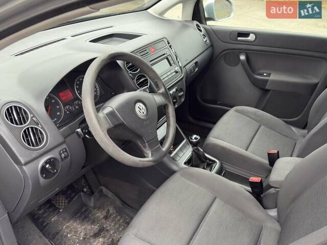 Серый Фольксваген Гольф Плюс, объемом двигателя 1.4 л и пробегом 269 тыс. км за 4500 $, фото 6 на Automoto.ua