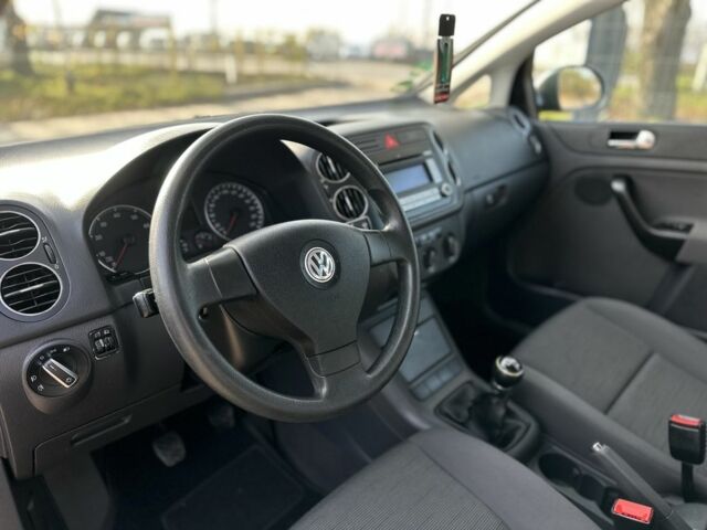 Серый Фольксваген Гольф Плюс, объемом двигателя 1.4 л и пробегом 208 тыс. км за 5500 $, фото 5 на Automoto.ua