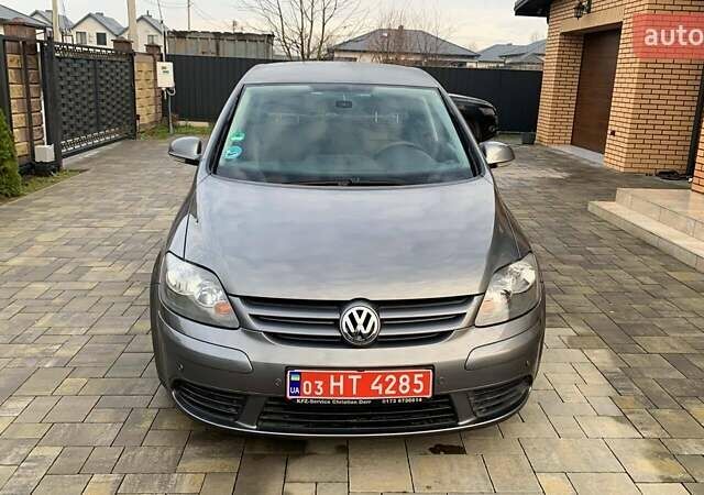 Серый Фольксваген Гольф Плюс, объемом двигателя 1.6 л и пробегом 172 тыс. км за 5977 $, фото 1 на Automoto.ua