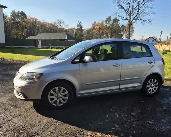 Серый Фольксваген Гольф Плюс, объемом двигателя 1.6 л и пробегом 215 тыс. км за 5500 $, фото 3 на Automoto.ua