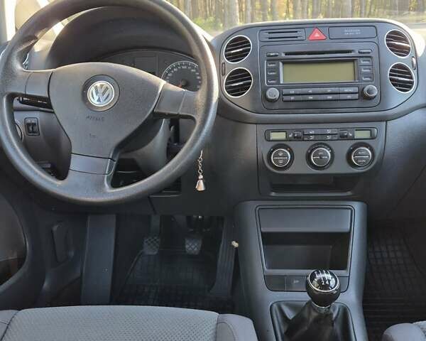 Серый Фольксваген Гольф Плюс, объемом двигателя 1.6 л и пробегом 215 тыс. км за 5500 $, фото 2 на Automoto.ua