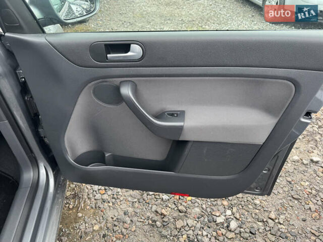 Серый Фольксваген Гольф Плюс, объемом двигателя 1.6 л и пробегом 229 тыс. км за 6300 $, фото 20 на Automoto.ua