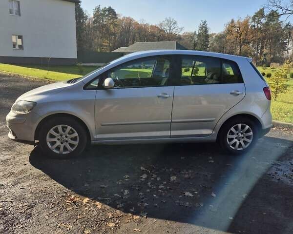 Серый Фольксваген Гольф Плюс, объемом двигателя 1.6 л и пробегом 215 тыс. км за 5500 $, фото 1 на Automoto.ua