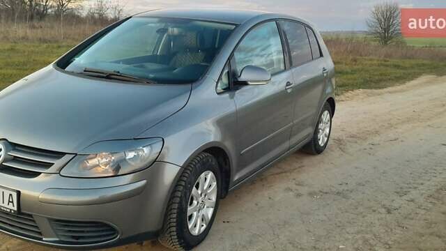 Серый Фольксваген Гольф Плюс, объемом двигателя 1.6 л и пробегом 226 тыс. км за 5300 $, фото 2 на Automoto.ua