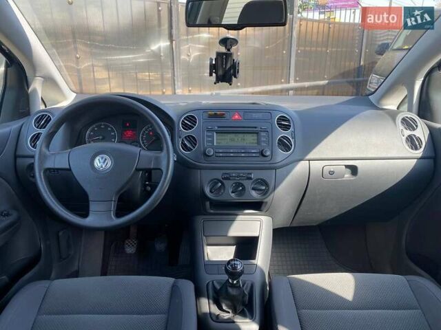Серый Фольксваген Гольф Плюс, объемом двигателя 1.6 л и пробегом 206 тыс. км за 5990 $, фото 13 на Automoto.ua