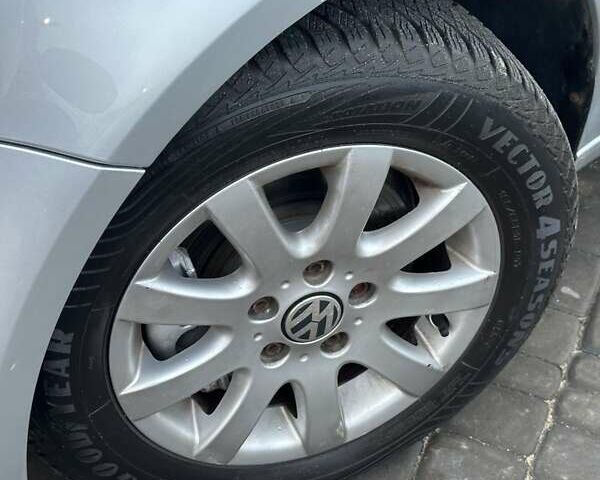 Серый Фольксваген Гольф Плюс, объемом двигателя 1.6 л и пробегом 239 тыс. км за 5800 $, фото 1 на Automoto.ua