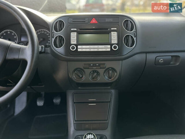 Серый Фольксваген Гольф Плюс, объемом двигателя 1.4 л и пробегом 208 тыс. км за 5500 $, фото 27 на Automoto.ua