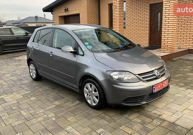 Серый Фольксваген Гольф Плюс, объемом двигателя 1.6 л и пробегом 172 тыс. км за 5977 $, фото 2 на Automoto.ua
