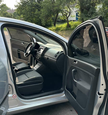 Серый Фольксваген Гольф Плюс, объемом двигателя 1.6 л и пробегом 196 тыс. км за 5299 $, фото 9 на Automoto.ua