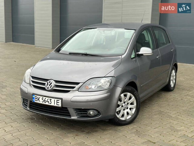 Серый Фольксваген Гольф Плюс, объемом двигателя 1.6 л и пробегом 215 тыс. км за 5499 $, фото 3 на Automoto.ua