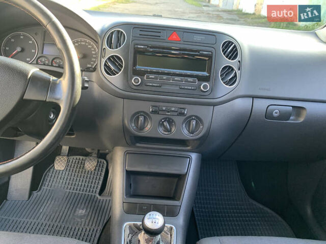 Серый Фольксваген Гольф Плюс, объемом двигателя 1.97 л и пробегом 293 тыс. км за 7400 $, фото 18 на Automoto.ua