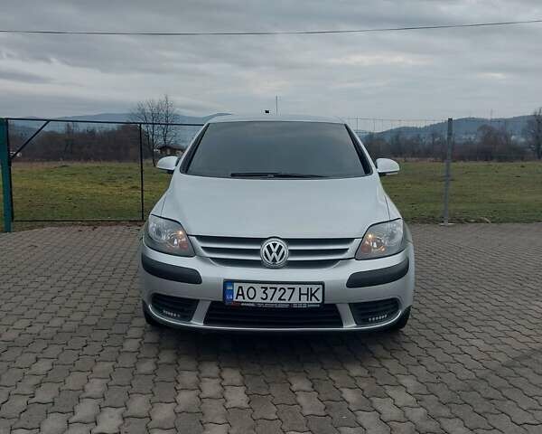 Серый Фольксваген Гольф Плюс, объемом двигателя 1.6 л и пробегом 200 тыс. км за 5600 $, фото 4 на Automoto.ua