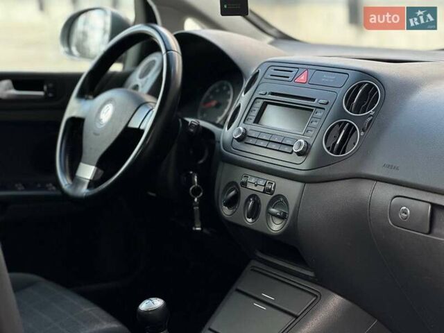 Серый Фольксваген Гольф Плюс, объемом двигателя 1.39 л и пробегом 212 тыс. км за 5500 $, фото 15 на Automoto.ua