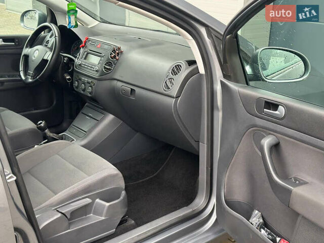 Серый Фольксваген Гольф Плюс, объемом двигателя 1.6 л и пробегом 215 тыс. км за 5499 $, фото 10 на Automoto.ua