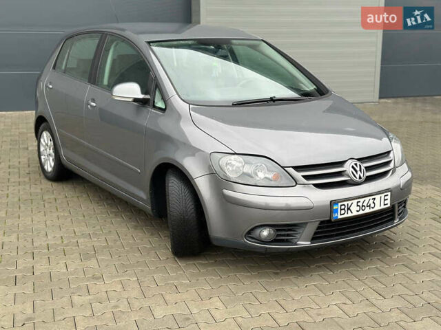 Серый Фольксваген Гольф Плюс, объемом двигателя 1.6 л и пробегом 215 тыс. км за 5499 $, фото 2 на Automoto.ua