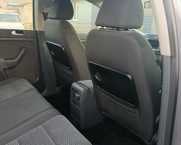 Серый Фольксваген Гольф Плюс, объемом двигателя 1.6 л и пробегом 217 тыс. км за 7400 $, фото 47 на Automoto.ua