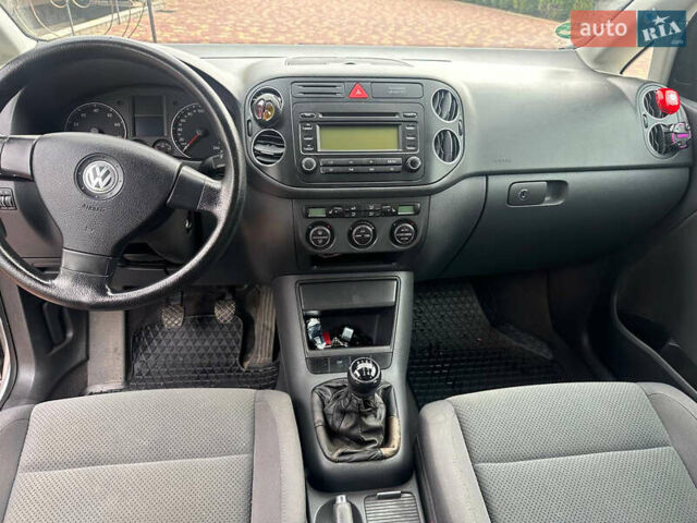 Серый Фольксваген Гольф Плюс, объемом двигателя 1.6 л и пробегом 250 тыс. км за 5300 $, фото 1 на Automoto.ua
