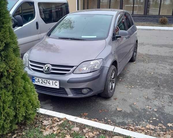 Серый Фольксваген Гольф Плюс, объемом двигателя 1.6 л и пробегом 240 тыс. км за 5999 $, фото 12 на Automoto.ua