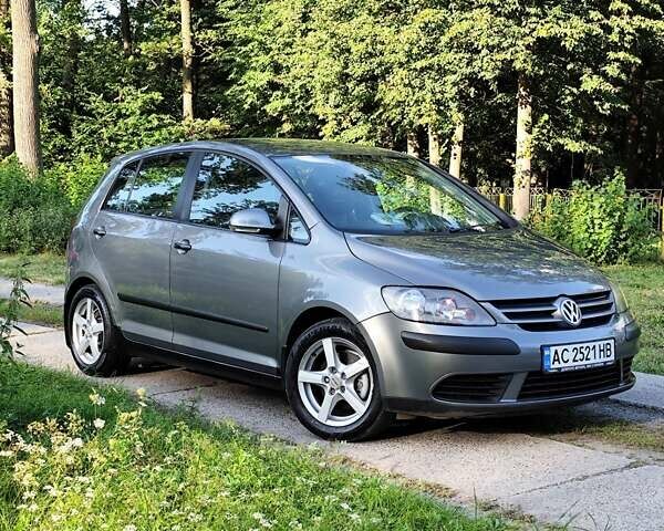 Серый Фольксваген Гольф Плюс, объемом двигателя 1.6 л и пробегом 280 тыс. км за 4650 $, фото 5 на Automoto.ua