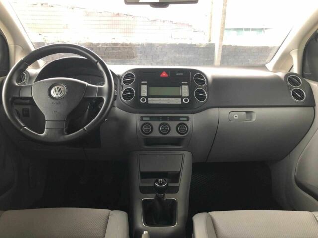 Серый Фольксваген Гольф Плюс, объемом двигателя 1.6 л и пробегом 177 тыс. км за 7199 $, фото 5 на Automoto.ua