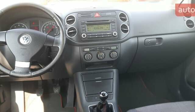 Серый Фольксваген Гольф Плюс, объемом двигателя 1.6 л и пробегом 256 тыс. км за 5500 $, фото 5 на Automoto.ua