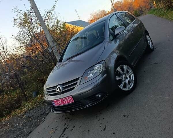 Серый Фольксваген Гольф Плюс, объемом двигателя 1.6 л и пробегом 217 тыс. км за 7400 $, фото 2 на Automoto.ua