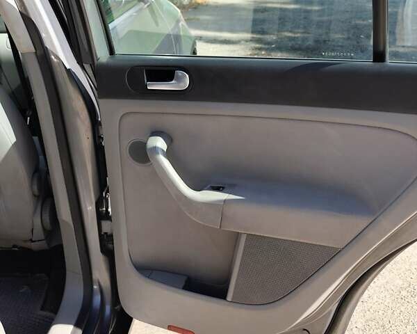 Серый Фольксваген Гольф Плюс, объемом двигателя 1.6 л и пробегом 280 тыс. км за 4650 $, фото 3 на Automoto.ua