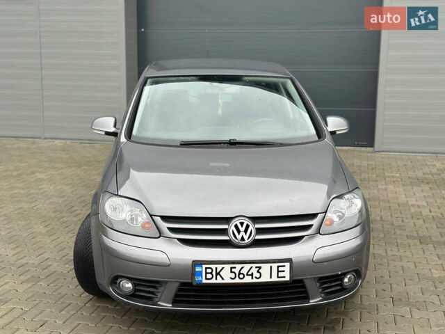 Серый Фольксваген Гольф Плюс, объемом двигателя 1.6 л и пробегом 215 тыс. км за 5499 $, фото 1 на Automoto.ua