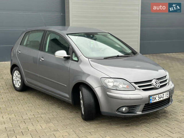 Серый Фольксваген Гольф Плюс, объемом двигателя 1.6 л и пробегом 215 тыс. км за 5499 $, фото 4 на Automoto.ua
