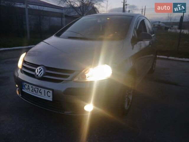 Серый Фольксваген Гольф Плюс, объемом двигателя 1.6 л и пробегом 240 тыс. км за 5999 $, фото 6 на Automoto.ua