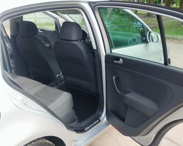 Серый Фольксваген Гольф Плюс, объемом двигателя 1.6 л и пробегом 180 тыс. км за 6700 $, фото 19 на Automoto.ua