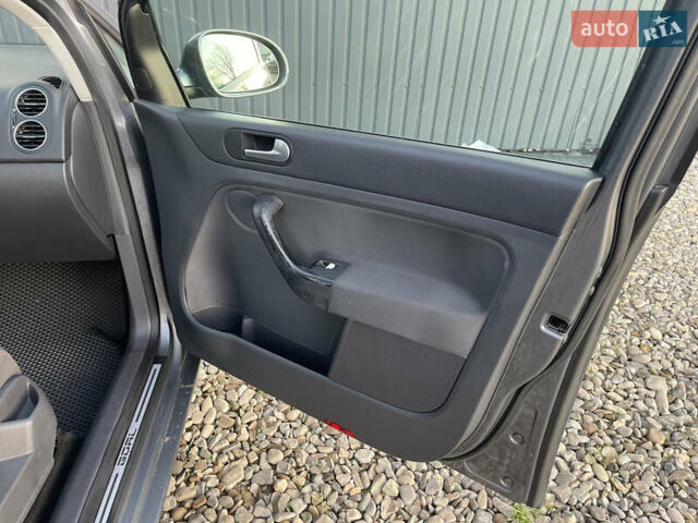 Серый Фольксваген Гольф Плюс, объемом двигателя 1.6 л и пробегом 261 тыс. км за 6550 $, фото 25 на Automoto.ua