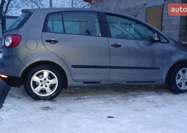 Серый Фольксваген Гольф Плюс, объемом двигателя 1.6 л и пробегом 267 тыс. км за 5800 $, фото 4 на Automoto.ua