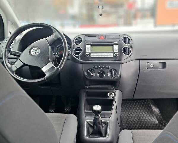 Серый Фольксваген Гольф Плюс, объемом двигателя 1.6 л и пробегом 214 тыс. км за 6200 $, фото 13 на Automoto.ua