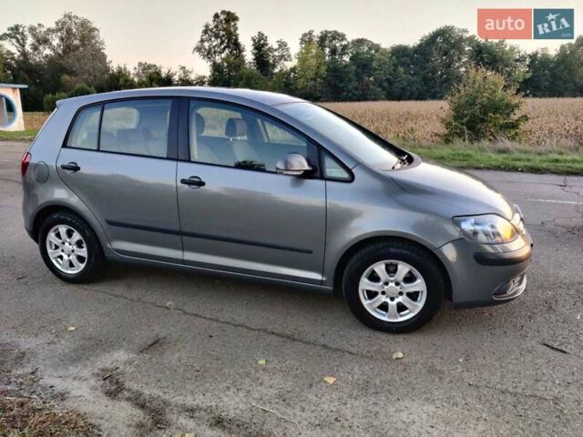 Серый Фольксваген Гольф Плюс, объемом двигателя 1.6 л и пробегом 175 тыс. км за 5800 $, фото 2 на Automoto.ua