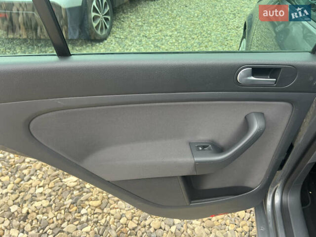 Серый Фольксваген Гольф Плюс, объемом двигателя 1.6 л и пробегом 220 тыс. км за 6599 $, фото 24 на Automoto.ua