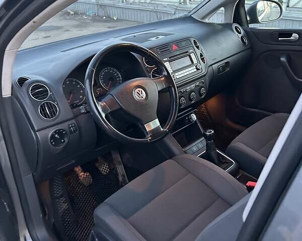 Серый Фольксваген Гольф Плюс, объемом двигателя 1.4 л и пробегом 218 тыс. км за 5500 $, фото 8 на Automoto.ua