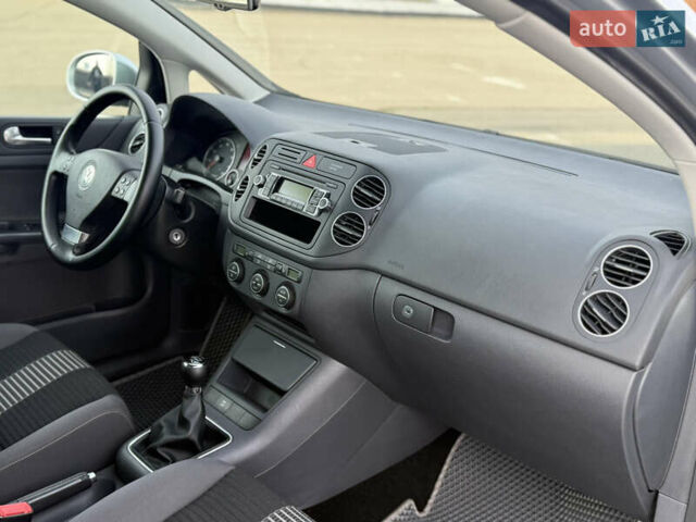 Серый Фольксваген Гольф Плюс, объемом двигателя 1.39 л и пробегом 252 тыс. км за 5900 $, фото 16 на Automoto.ua