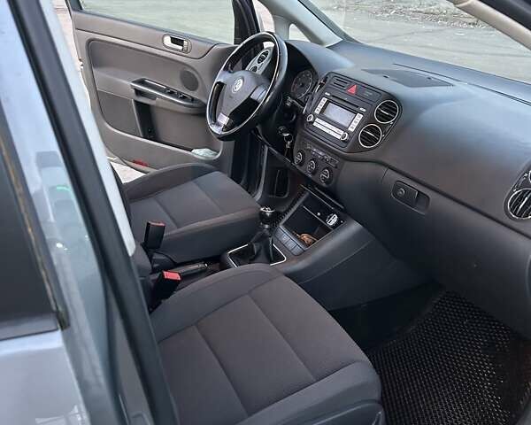 Серый Фольксваген Гольф Плюс, объемом двигателя 1.4 л и пробегом 218 тыс. км за 5500 $, фото 7 на Automoto.ua