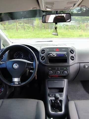 Серый Фольксваген Гольф Плюс, объемом двигателя 1.6 л и пробегом 240 тыс. км за 5999 $, фото 12 на Automoto.ua