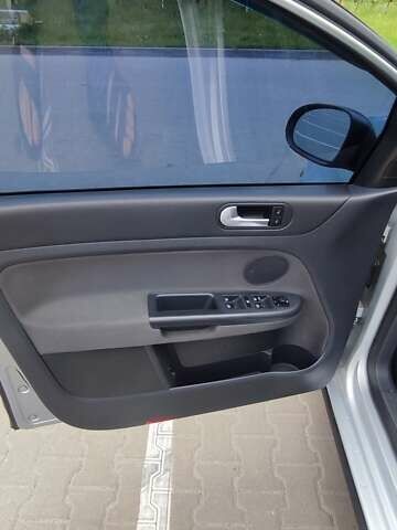 Серый Фольксваген Гольф Плюс, объемом двигателя 1.6 л и пробегом 240 тыс. км за 5999 $, фото 9 на Automoto.ua