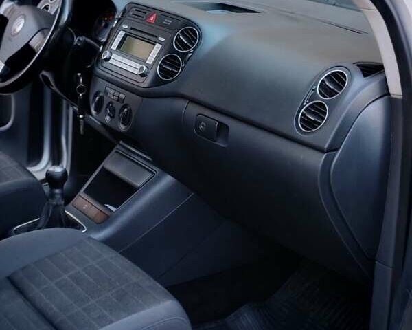 Серый Фольксваген Гольф Плюс, объемом двигателя 1.6 л и пробегом 181 тыс. км за 5599 $, фото 30 на Automoto.ua