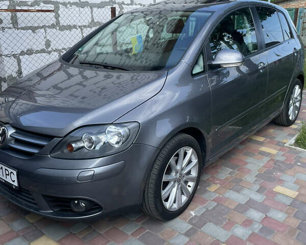 Серый Фольксваген Гольф Плюс, объемом двигателя 1.6 л и пробегом 184 тыс. км за 8000 $, фото 1 на Automoto.ua