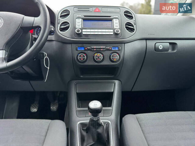 Серый Фольксваген Гольф Плюс, объемом двигателя 1.6 л и пробегом 220 тыс. км за 6190 $, фото 72 на Automoto.ua