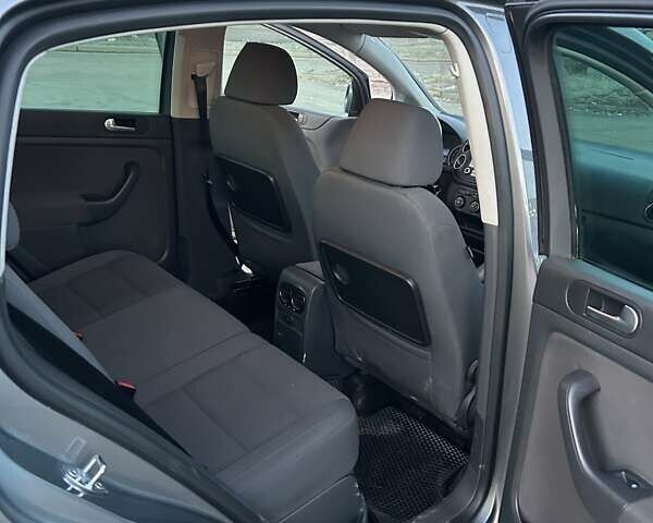 Серый Фольксваген Гольф Плюс, объемом двигателя 1.4 л и пробегом 218 тыс. км за 5500 $, фото 6 на Automoto.ua