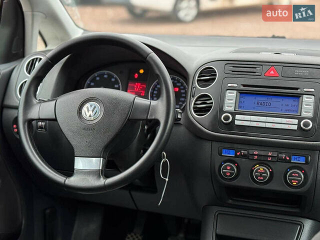 Серый Фольксваген Гольф Плюс, объемом двигателя 1.6 л и пробегом 220 тыс. км за 6190 $, фото 70 на Automoto.ua