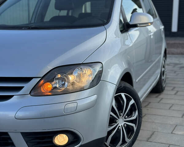 Серый Фольксваген Гольф Плюс, объемом двигателя 1.6 л и пробегом 208 тыс. км за 6490 $, фото 4 на Automoto.ua