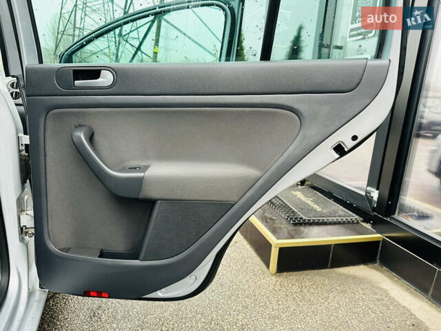 Серый Фольксваген Гольф Плюс, объемом двигателя 1.6 л и пробегом 245 тыс. км за 7800 $, фото 21 на Automoto.ua